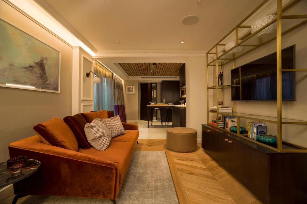 The Guardsman - Preferred Hotels And Resorts Λονδίνο Εξωτερικό φωτογραφία The living room of a two-bedroom apartment
