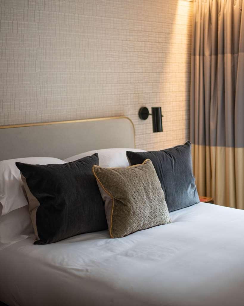 The Guardsman - Preferred Hotels And Resorts Λονδίνο Δωμάτιο φωτογραφία A bed with cushions